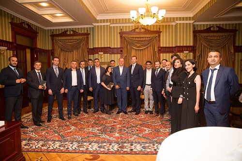 vtb-azerbaycan-musterilerine-mastercard-black-edition-kartini-teqdim-edib